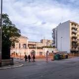 Sulla sinistra invece piazzale Locchi ha tutt�altro aspetto, caratterizzato com�� da edifici ben pi� antichi
